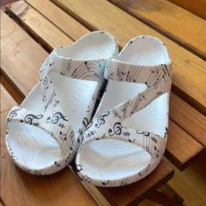 Musical note white dawg sandals size 9
